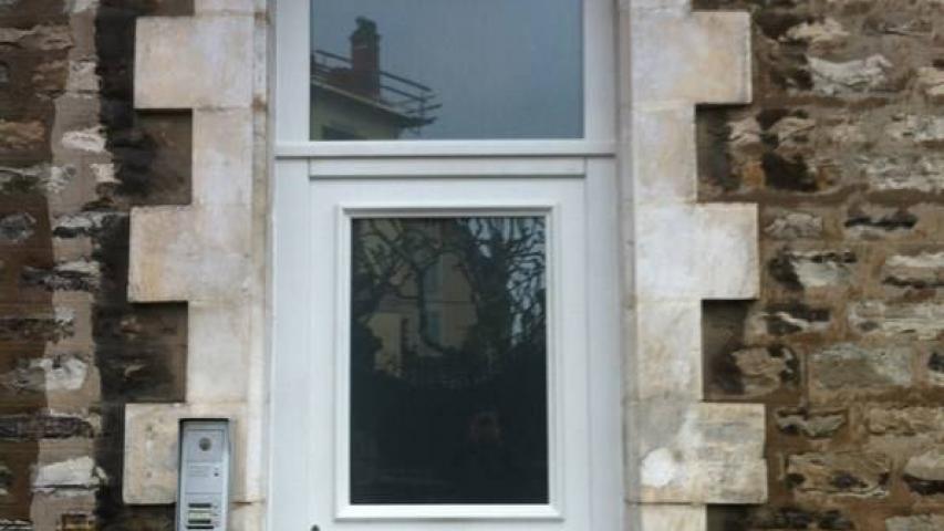 Porte bois avec imposte fixe vitré en faux ouvrant - Isolation Service