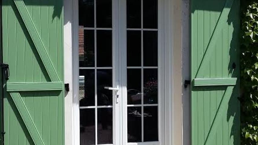 Porte fenêtre PVC blanc avec petits bois intégrés - Isolation Service