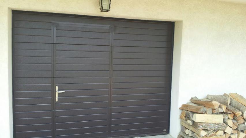 Porte de garage sectionnelle avec portillon - Isolation Service