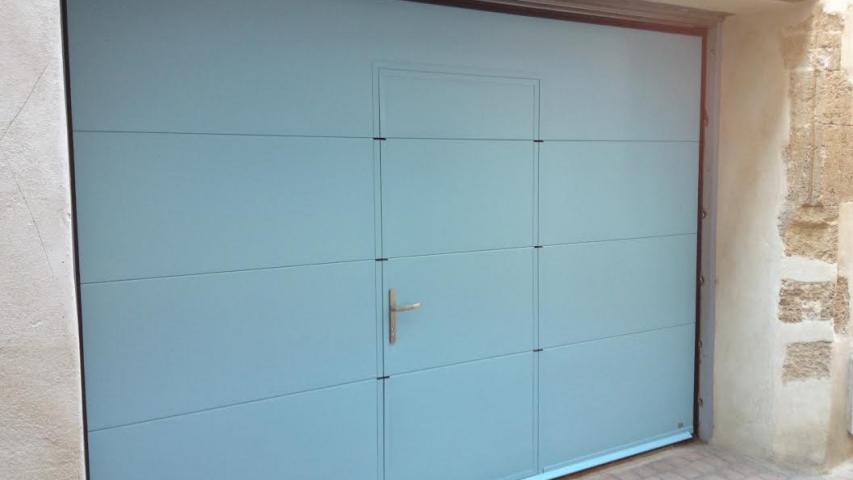 Porte de garage sectionnelle avec portillon - Isolation Service  Close
