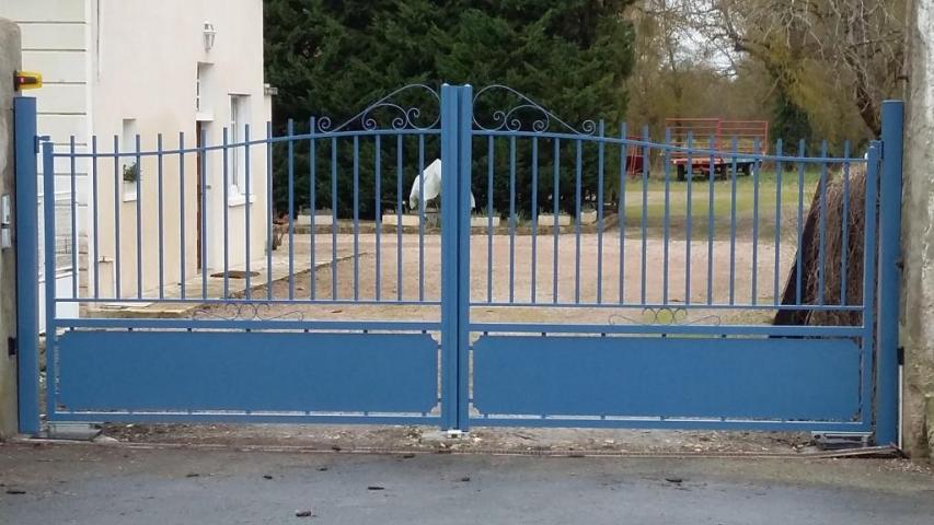 Portail alu avec moteur enterré - Isolation Service