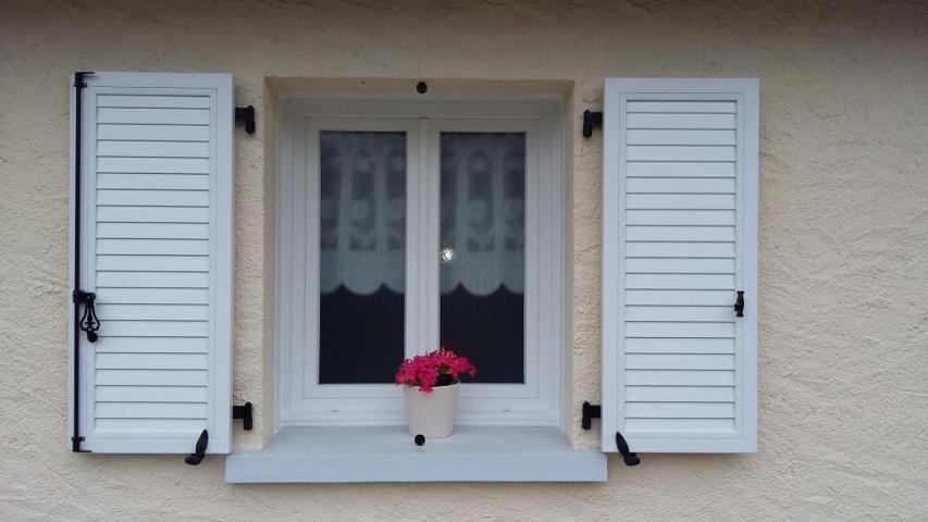 Volets PVC lames persiennées non ajourées - Isolation Service