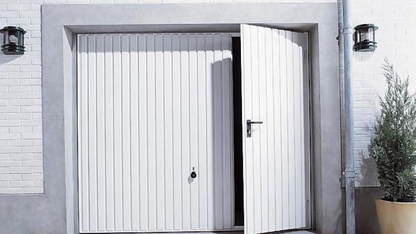 Porte de garage basculante avec portillon